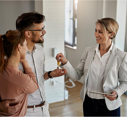 asesor entregando llaves