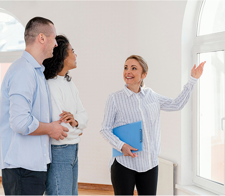 asesor mostrando casa